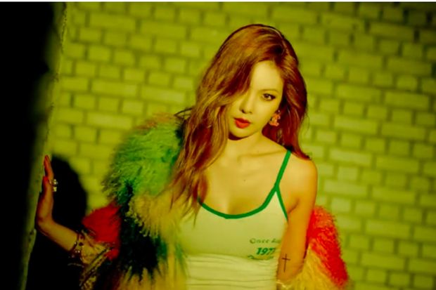 Hyuna Tampilkan Tarian...