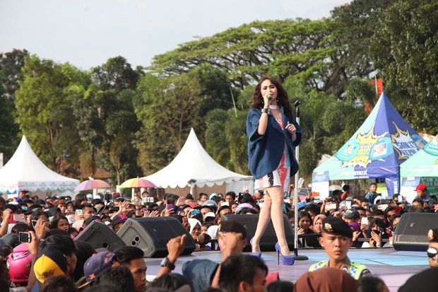Ribuan Warga Garut Nikmati...
