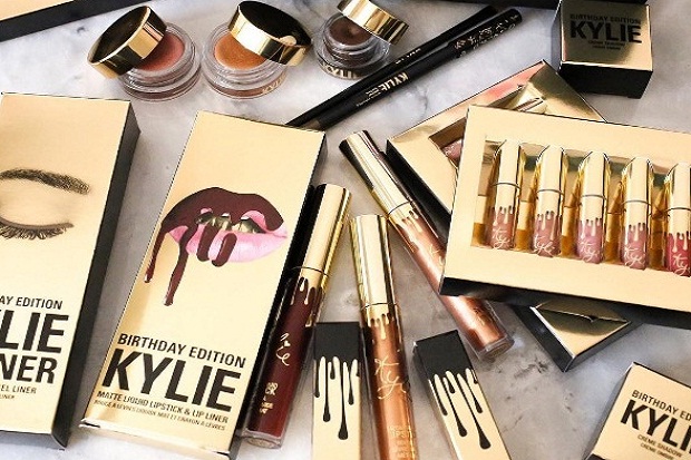 Kylie Jenner Luncurkan...