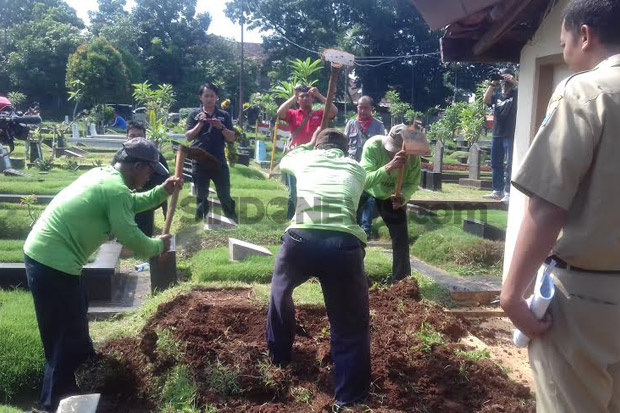 Makam di Sebelah Ali...