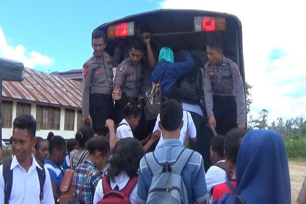Kerabat Tabrakan dengan...
