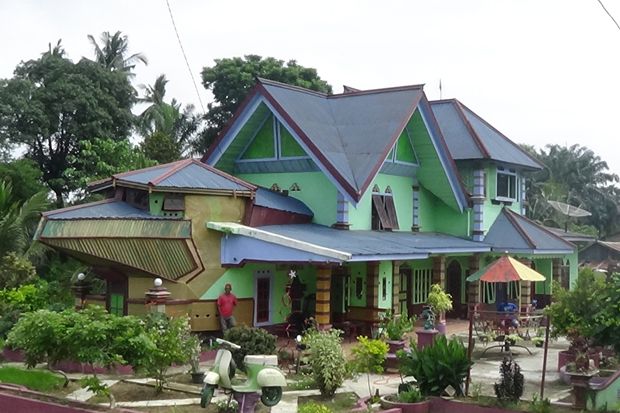 Melihat Rumah Mirip...