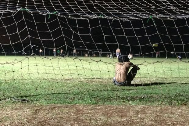 Puluhan Bonek Main Bola...