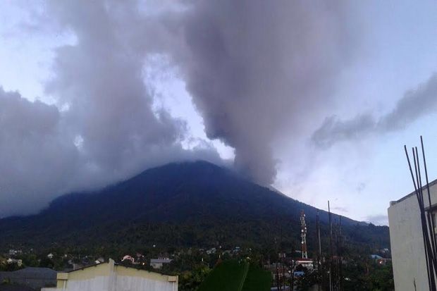 Gunung Gamalama Erupsi,...