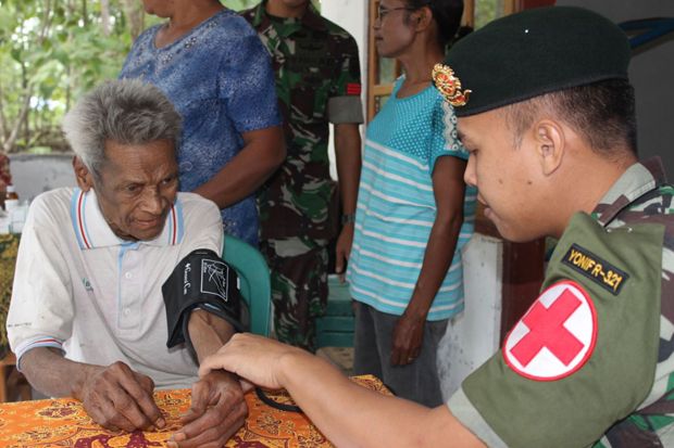 Saat Personel TNI Mengobati...