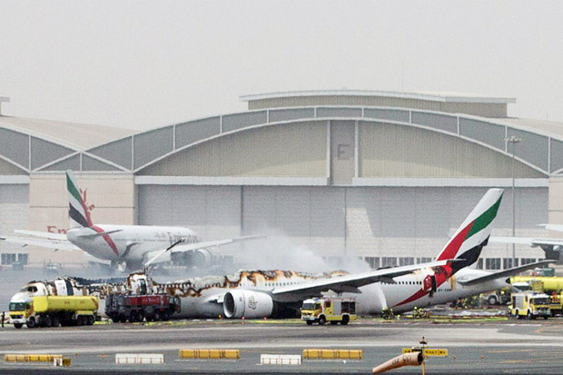 Pesawat Emirates Terbakar...