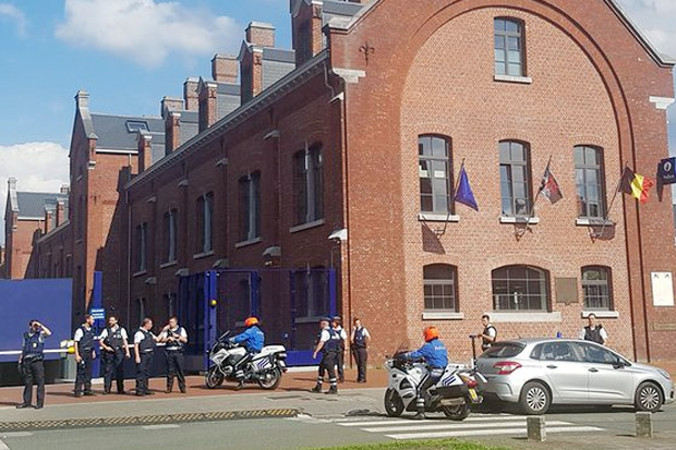 Dua Polisi Belgia Terkapar...