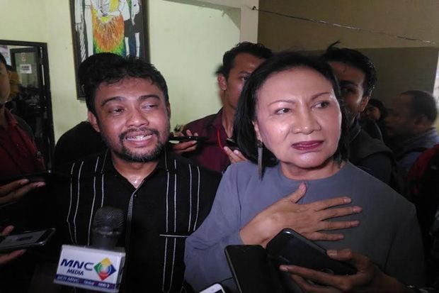 Ibunda Atiqah Hasiholan...