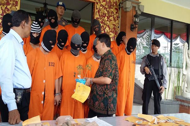 Simpan Pohon Ganja di...