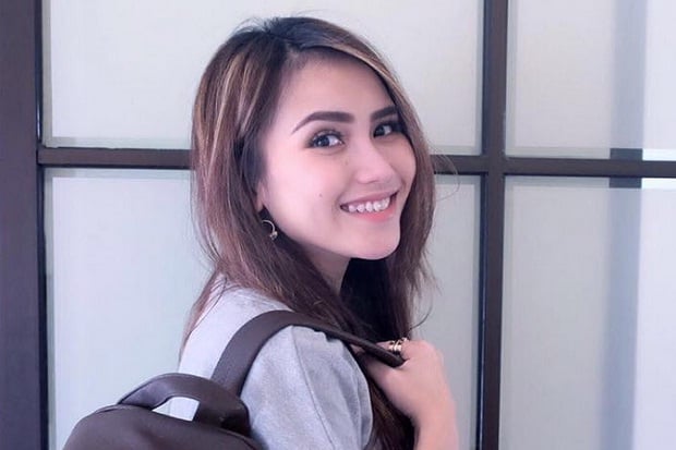 Ayu Ting-Ting Tersenyum...