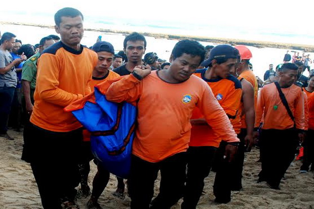 Tiga Orang Tertimbun...