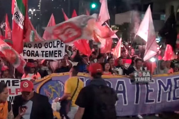 Pendukung Rousseff Turun...