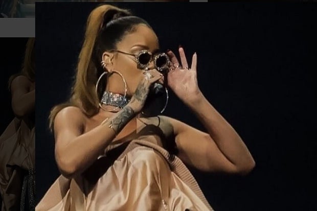 Rihanna Raih Piala Kehormatan...