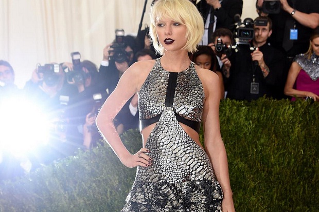 Taylor Swift Bantu Orangtua...