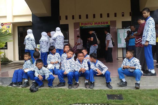 Makan Kue Ulang Tahun,...