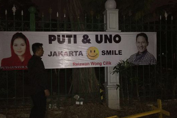 Spanduk Cucu Bung Karno-Sandiaga...