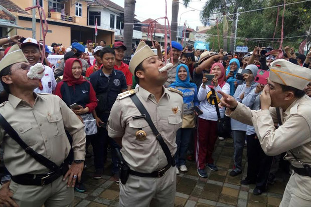 Berpakaian Pejuang,...