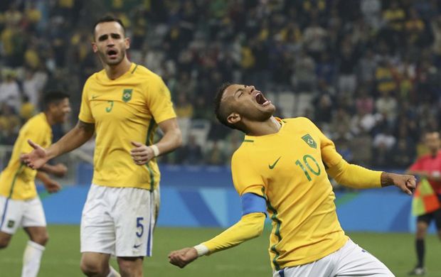 Neymar Bantu Brasil...