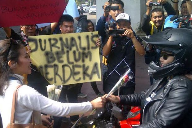 Jurnalis Bandung Kecam...
