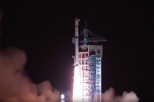 China Luncurkan Satelit...