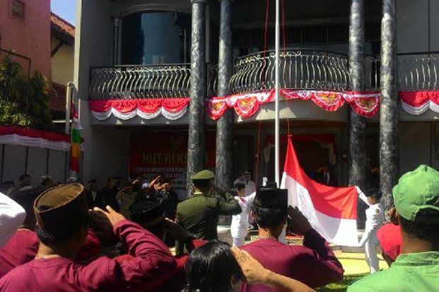 Warga Balekambang Upacara...
