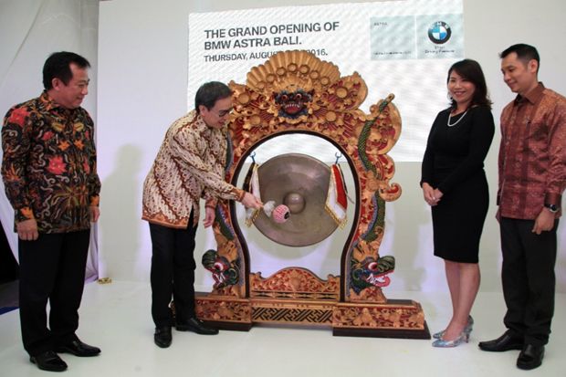 BMW Buka Showroom Mobil...