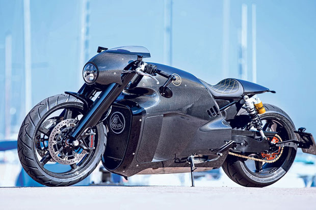 Dites, Lotus C-01 Bius...