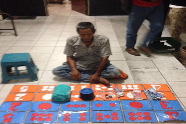 Jadi Bandar Judi, Kakek...