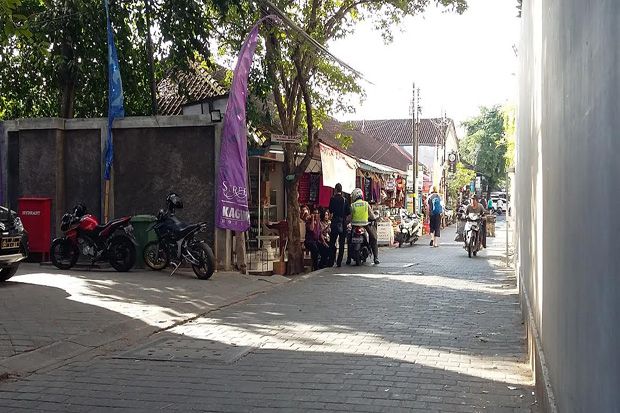 Buru Pembunuh Wayan,...