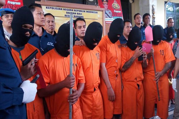 Aniaya Pelajar, Geng...