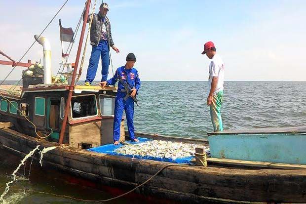 Curi Ikan di Perairan...