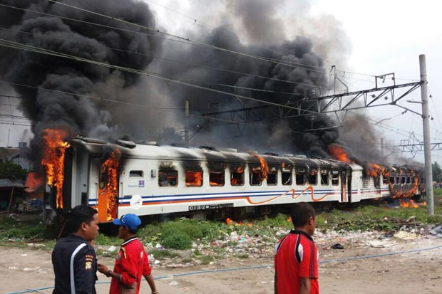 Dua Gerbong Kereta Terbakar...