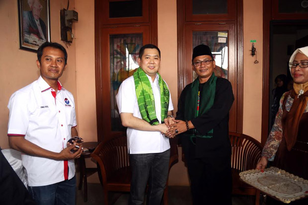 Dikalungi Sarung Hijau,...