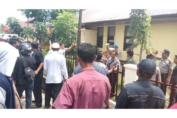 Polres Meranti Diserang,...