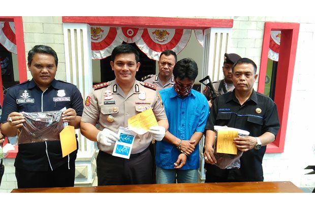 Pria Ini Ambil Uang...