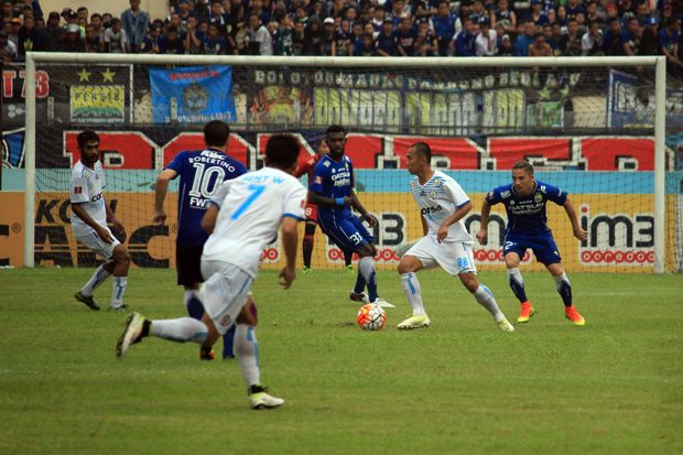 Arema Bendung Serangan...
