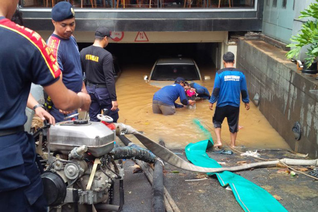 Mobil Mewah Masih Terjebak...