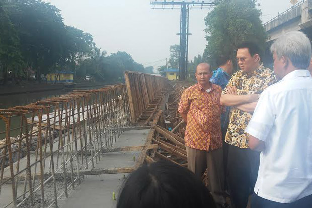 Berada di Bantaran Kali,...