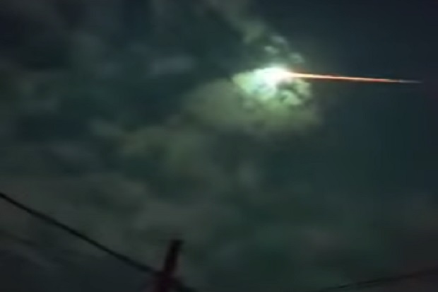 Meteor Timpa Pohon Kelapa...