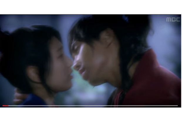 Adegan Ciuman Suzy Bae...