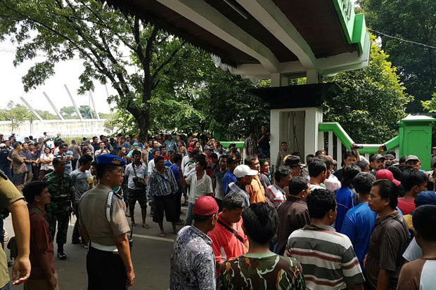 Angkot Ditahan, Ratusan...
