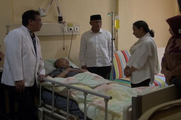 Gus Sholah Dilarikan...