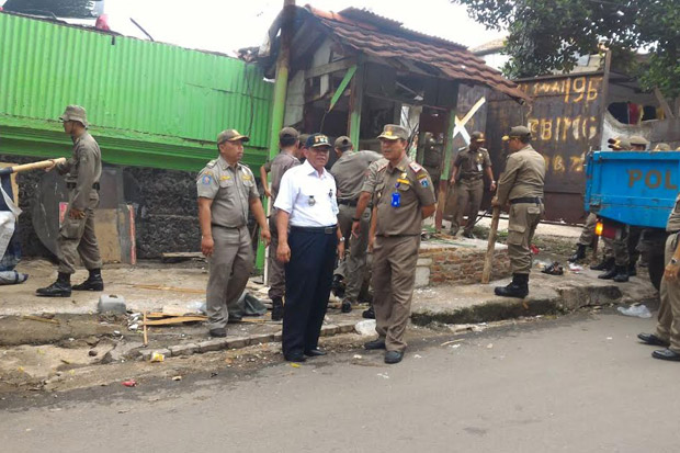 Berada di Atas Saluran...