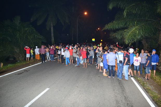 Ratusan Warga Serang...