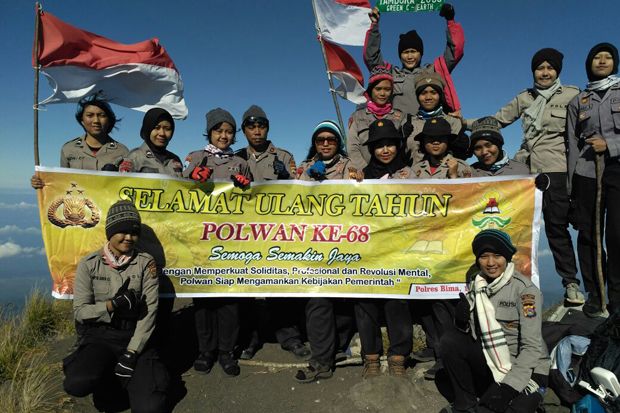 Ini Aksi Polwan di Puncak...