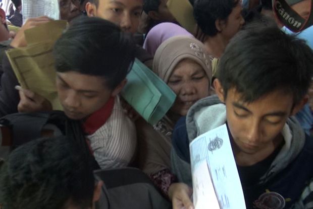 Urus E-KTP, Ratusan...