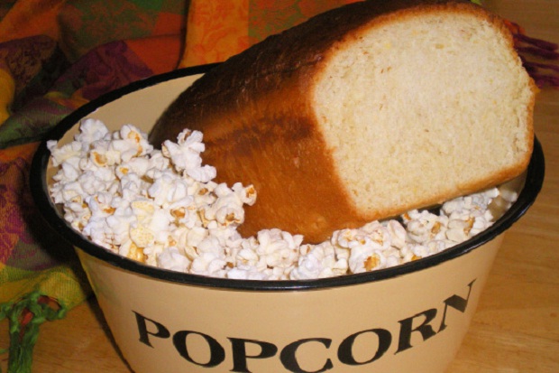Konsumsi Roti dan Popcorn...