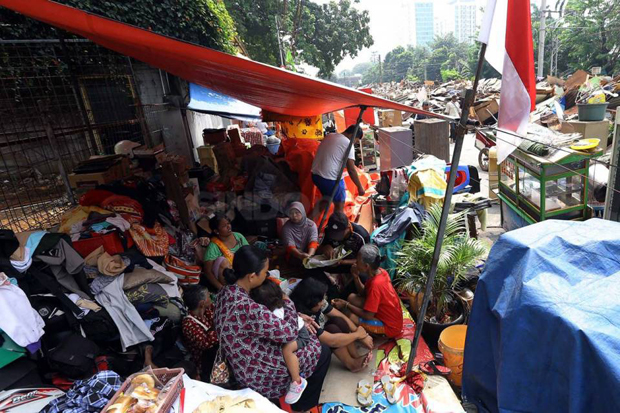 Ganggu Jalan, Tenda...