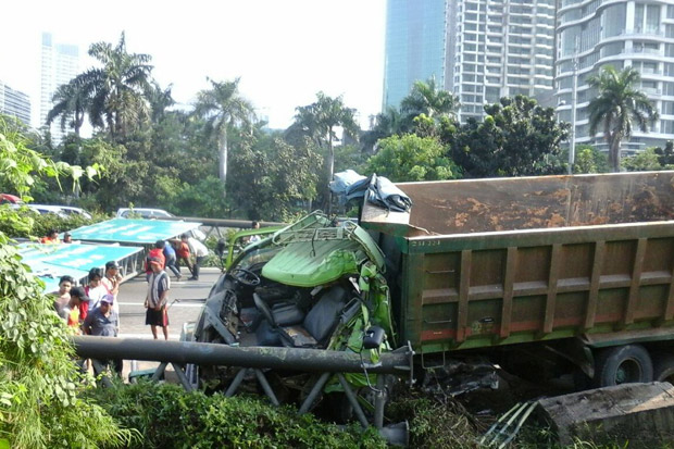 Rambu di Tol Roboh,...