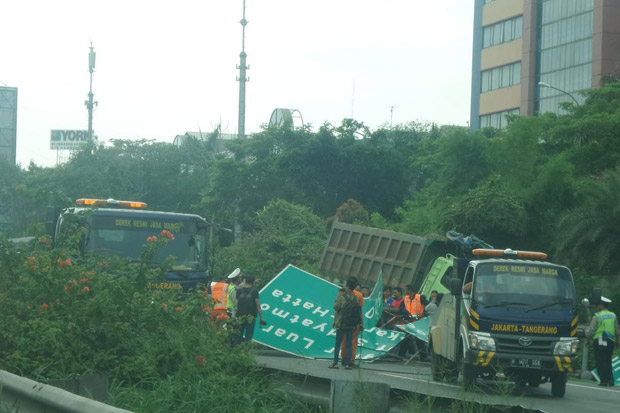 Rambu Roboh di Tol Tangerang...